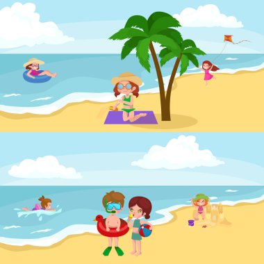 Plajda eğlence. Mutlu çocuklar plaing etrafında su kum