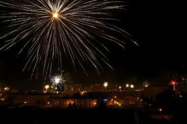 şehrin üzerinde havai fişek