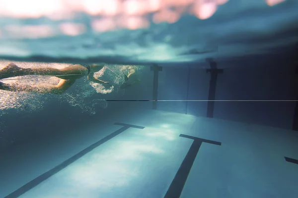 수 중 남자, 남자 수영 풀, 수 중 수영 — 스톡 사진
