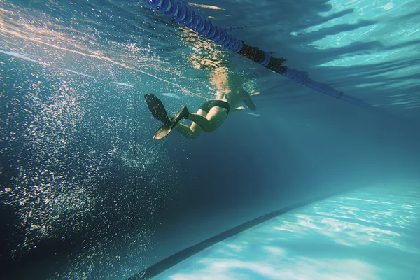 Unterwassermann, Mann schwimmt im Pool, Schwimmer unter Wasser — Stockfoto
