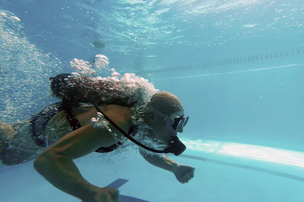 Mergulhador na piscina, Piscina de Mergulho, Subaquático — Fotografia de Stock