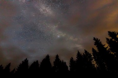 Samanyolu, bulutlu gökyüzü gerçek gece gökyüzü