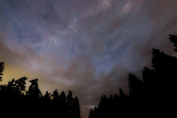 Via Láctea galáxia, céu noturno nublado céu noturno real — Fotografia de Stock