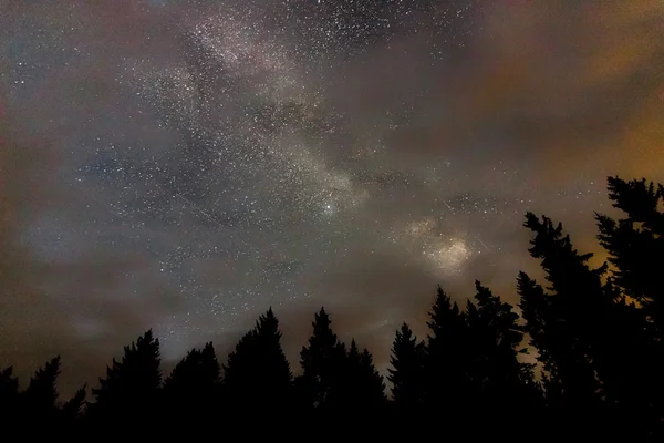 Vía Láctea galaxia, Nublado cielo nocturno Real cielo nocturno — Foto de Stock
