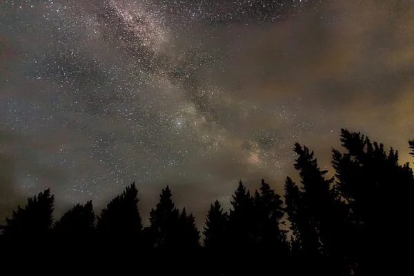 Vía Láctea galaxia, Nublado cielo nocturno Real cielo nocturno — Foto de Stock