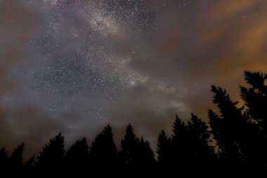 Sihirli gece, Samanyolu, bulutlu gökyüzü gerçek gece gökyüzü