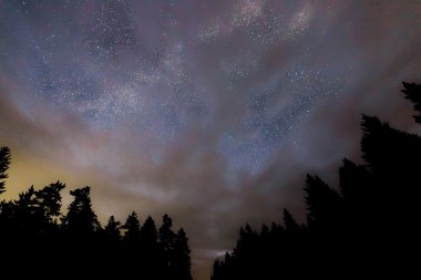 Sihirli gece, Samanyolu, bulutlu gökyüzü gerçek gece gökyüzü