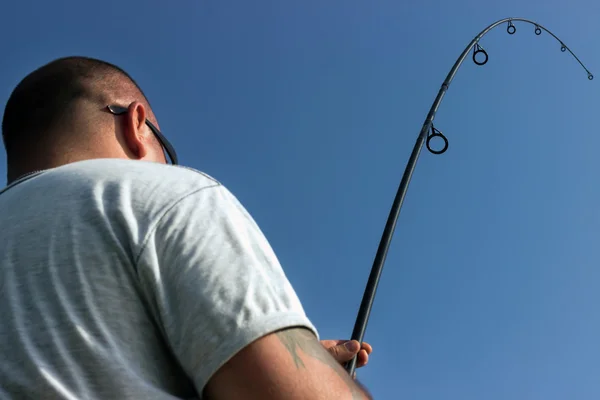 Jonge man visserij, visser staaf bedrijf in actie — Stockfoto