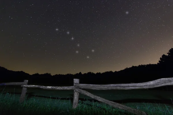 Old fence. Starry night Polaris star, Ursa Major,Big Dipper constellation Beautiful night sky. Clear sky concept and background — Stock Photo, Image