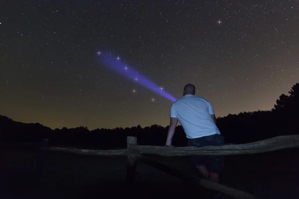 Un hombre con una linterna apuntando a un cazo grande. Noche estrellada estrella Polaris, Ursa Mayor, constelación Big Dipper. Hermoso cielo nocturno. Concepto de cielo claro y fondo —  Fotos de Stock