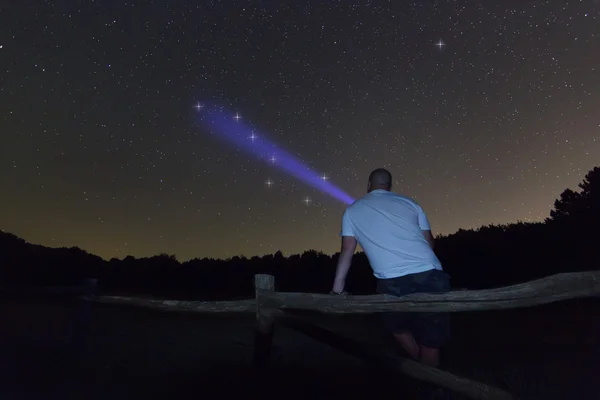 Man with a flashlight pointing to big dipper. Starry night Polaris star, Ursa Major, Big Dipper constellation. Beautiful night sky. Clear sky concept and background — Stock Photo, Image