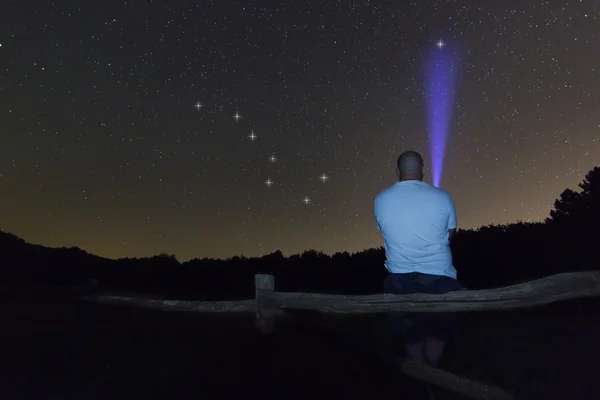 Homme avec une lampe de poche pointant vers Polaris star. Star du Nord. Nuit étoilée Ursa Major, constellation de la Grande Ourse. Beau ciel nocturne. Concept ciel clair et arrière-plan . — Photo