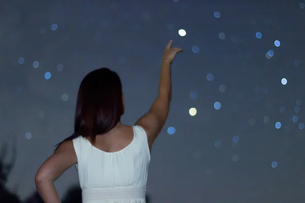 Young Woman Pointing Defocused Star Woman Starry Night Woman Pointing — Stock Photo, Image