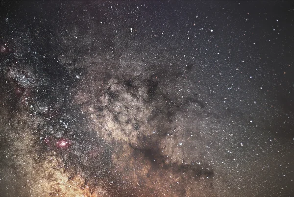 Via Láctea. Núcleo da Via Láctea. Belo céu noturno. Noite das Estrelas. Um verdadeiro céu noturno. Tempo de exposição 30 minutos — Fotografia de Stock