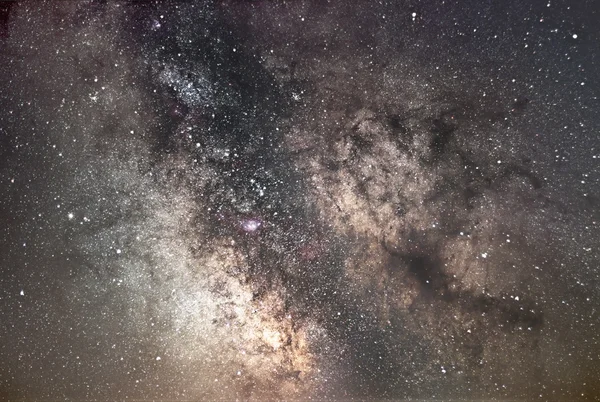 Galaxia Vía Láctea. El núcleo de la Vía Láctea. Hermoso cielo nocturno. Noche estrellada real. Cielo nocturno real. Tiempo de exposición 30 minutos —  Fotos de Stock