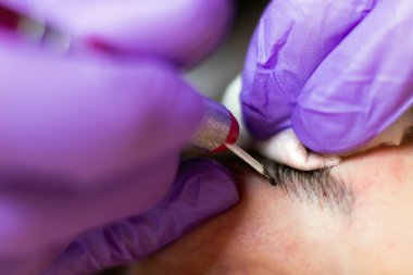 Kaşları seçici odak ve sığ derinlik-in tarla kalıcı makyaj uygulamak güzellik uzmanı