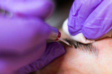 Kaşları seçici odak ve sığ derinlik-in tarla kalıcı makyaj uygulamak güzellik uzmanı