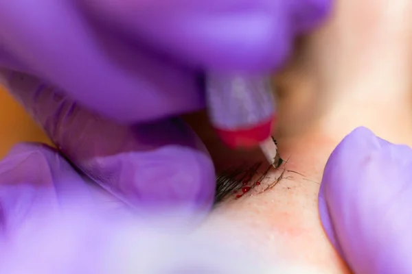 Cosmetologist applying permanent makeup on eyebrows Selective focus and shallow Depth of field — Stock Photo, Image