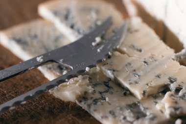 Mavi peynir yakın çekim eski bir ahşap tahta ve bir bıçak