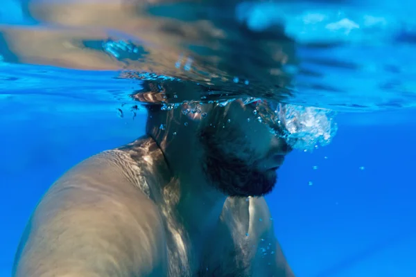 Homem com Barba Piscina subaquática Jovem barba homem com óculos Subaquático — Fotografia de Stock