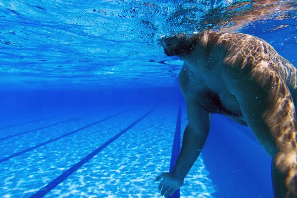 Jeune homme barbe seul dans la piscine Homme sous-marin avec barbe Piscine sous-marine — Photo