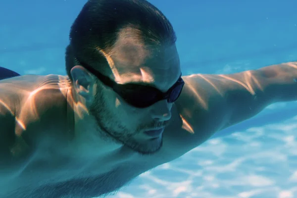 Hombre con barba Piscina submarina Barba joven hombre con gafas Submarino —  Fotos de Stock