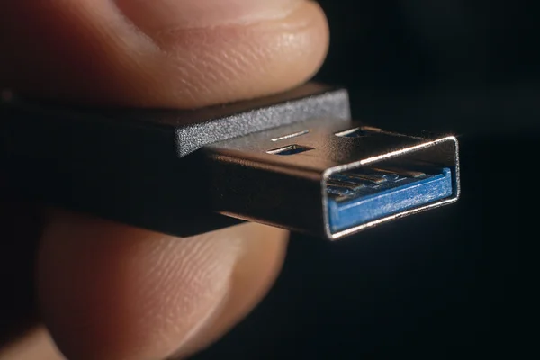 Siyah Usb kablosu tutan el. Elini bir Usb konektörü tutar. USB kablosu tutan Closeup adam el. Seçici odak ve sığ derinlik-in tarla. — Stok fotoğraf