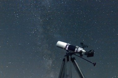 Gerçek gece gökyüzünde teleskop. Gece gökyüzünde bulanık. Bulanık Samanyolu. Teleskopum türü. Teleskop 