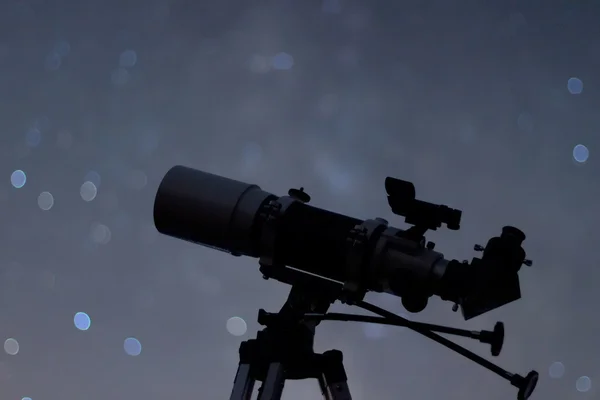 Silhouet van telescoop in echte nachtelijke hemel. Wazig nachtelijke hemel. Wazig Melkweg. Type telescoop van de Refractor — Stockfoto