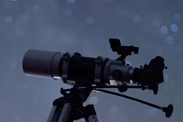 Silhouet van telescoop in echte nachtelijke hemel. Wazig nachtelijke hemel. Wazig Melkweg. Type telescoop van de Refractor — Stockfoto