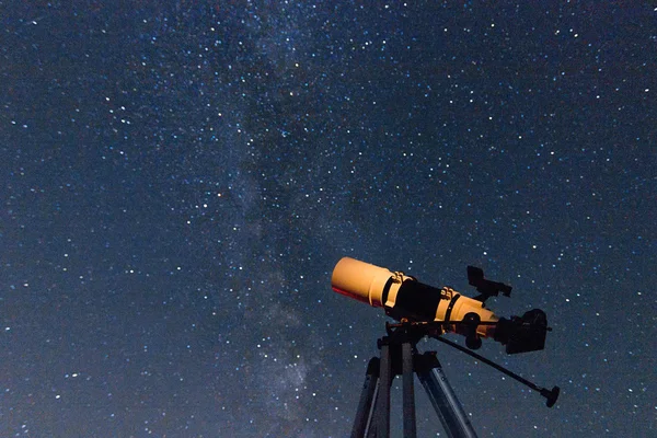 Telescopio in cielo notturno reale. Cielo notturno sfocato. Via Lattea offuscata. Tipo di rifrattore. telescopio — Foto Stock