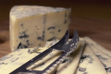 Mavi peynir yakın çekim eski bir ahşap tahta ve bir bıçak seçici odak