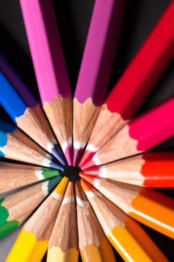 Renkli kalemler içinde renk tekerleğinde düzenleyin. Renkli kalemler ürün yelpazesine.