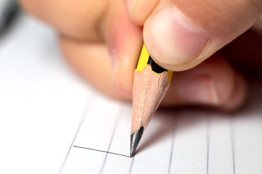 Graphomotor becerileri. Eğitim kavramı. El satırları yazar. Yakın çekim.