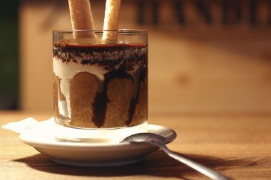 Tiramisu bir cam fincan. Ahşap arka plan üzerinde cam tiramisu.