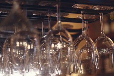 Barın üstündeki şarap için boş bardaklar..