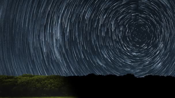Senderos Estelares Impresionante Cosmos Polaris Estrella del Norte en el centro a medida que la tierra gira sobre el eje. Hermoso Star Trails Time-lapse Cosmos impresionante. Hermoso cielo nocturno — Vídeo de stock