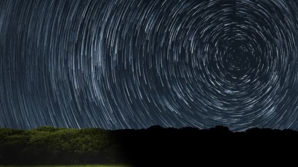 Star Trails Splendida Cosmos Polaris Stella Polare al centro mentre la terra ruota sull'asse. Bella Star Trails Time-lapse Splendido Cosmo. Bel cielo notturno — Video Stock