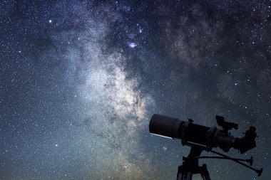 Yıldızlı gece teleskop. Samanyolu ve teleskop. Astronomi