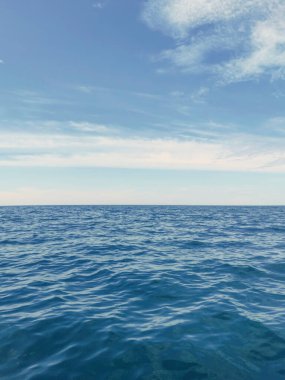 Mavi Okyanus, Su Yüzeyi ve Mavi Gökyüzü