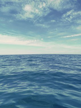 Mavi Okyanus, Su Yüzeyi ve Mavi Gökyüzü