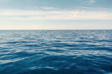 Mavi Okyanus, Su Yüzeyi ve Mavi Gökyüzü