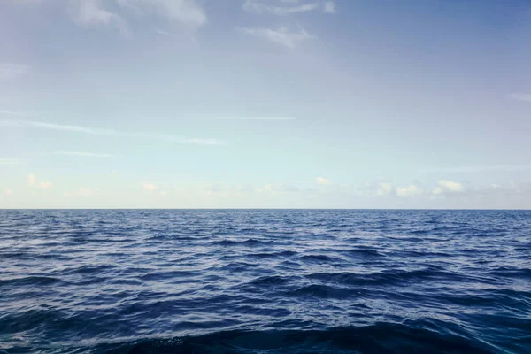 Océano Azul Superficie Del Agua Cielo Azul — Foto de Stock