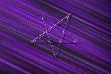 Ters Pentagram sembolü, Şeytani işaret, menekşe arkaplan