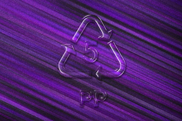 塑料循环利用符号Pp 紫色背景 — 图库照片