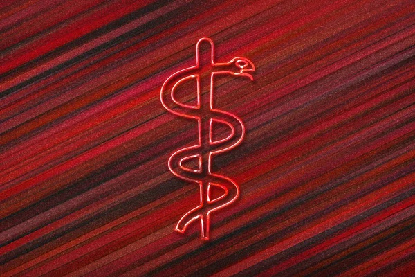 Símbolo Médico Rod Asclepius Asclepius Insignia Fundo Vermelho — Fotografia de Stock