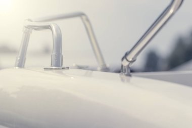 Limanda sürat teknesi var. Motorlu Tekneyi kapat.