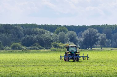 Yeşil Alandaki Traktör, Tarım Makinesi