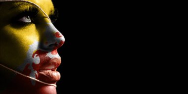 Genç bir kadının yüzünde Butan bayrağı, yüzünde ulusal bayrak