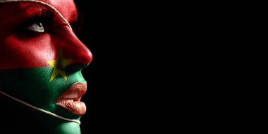 Genç bir kadının yüzünde Burkina Faso bayrağı, yüzünde ulusal bayrak